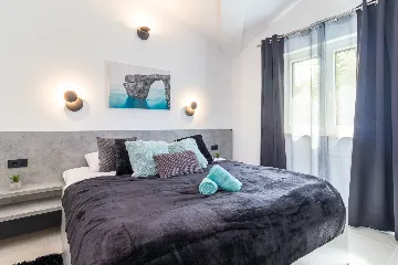 Spacious 7-Bedroom Villa Retreat in Pula