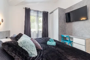 Spacious 7-Bedroom Villa Retreat in Pula