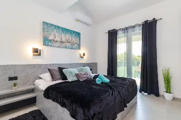 Spacious 7-Bedroom Villa Retreat in Pula