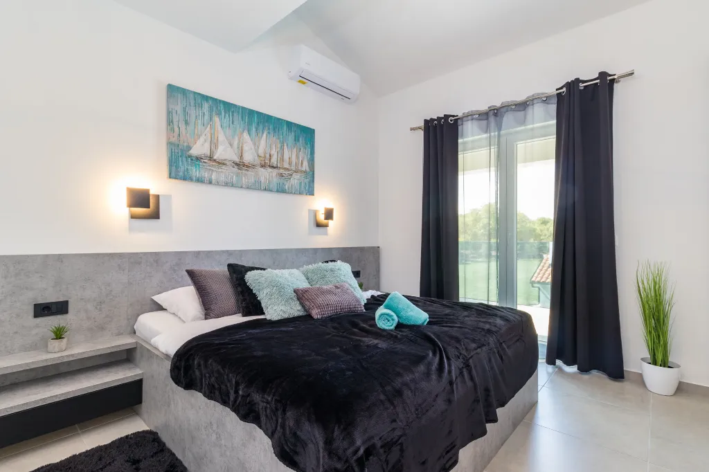 Spacious 7-Bedroom Villa Retreat in Pula