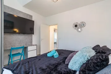 Spacious 7-Bedroom Villa Retreat in Pula