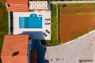 Spacious 7-Bedroom Villa Retreat in Pula