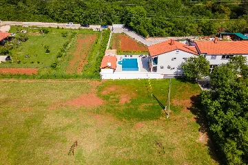 Spacious 7-Bedroom Villa Retreat in Pula