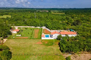 Spacious 7-Bedroom Villa Retreat in Pula