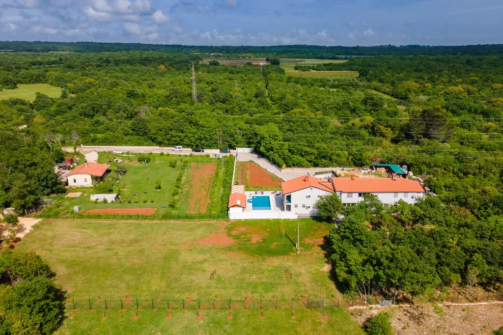 Spacious 7-Bedroom Villa Retreat in Pula