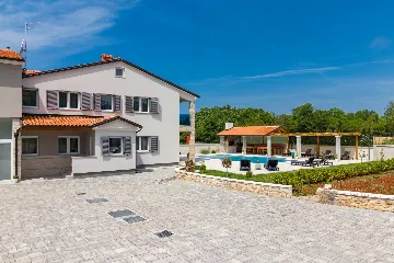 Spacious 7-Bedroom Villa Retreat in Pula