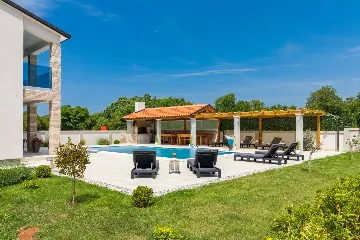Spacious 7-Bedroom Villa Retreat in Pula