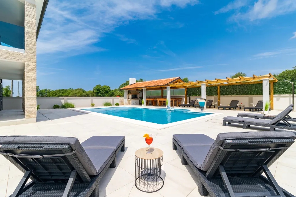 Spacious 7-Bedroom Villa Retreat in Pula
