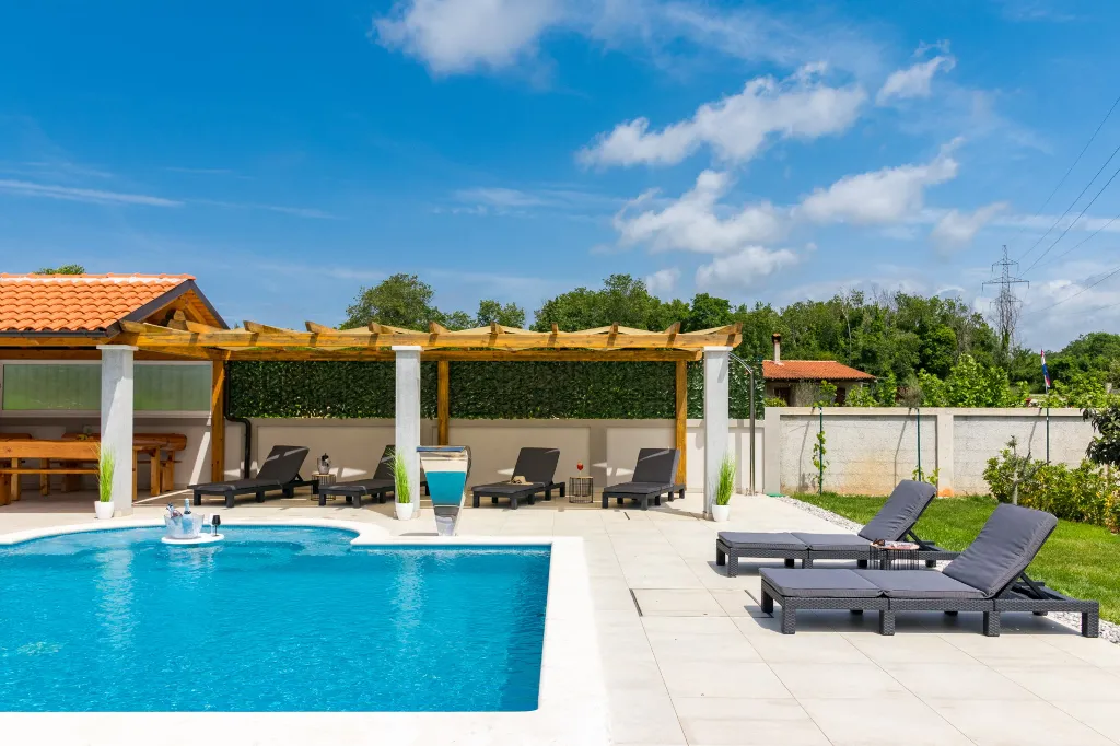 Spacious 7-Bedroom Villa Retreat in Pula