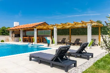 Spacious 7-Bedroom Villa Retreat in Pula
