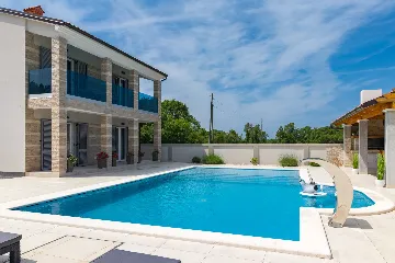 Spacious 7-Bedroom Villa Retreat in Pula