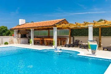 Spacious 7-Bedroom Villa Retreat in Pula