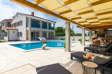 Spacious 7-Bedroom Villa Retreat in Pula