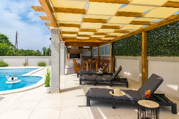 Spacious 7-Bedroom Villa Retreat in Pula