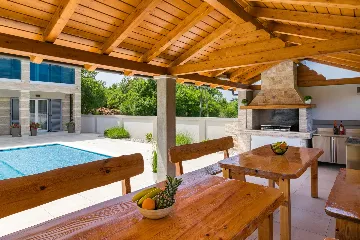 Spacious 7-Bedroom Villa Retreat in Pula