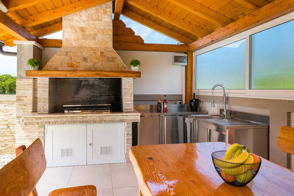 Spacious 7-Bedroom Villa Retreat in Pula