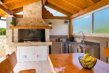 Spacious 7-Bedroom Villa Retreat in Pula