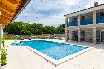 Spacious 7-Bedroom Villa Retreat in Pula