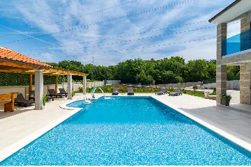 Spacious 7-Bedroom Villa Retreat in Pula