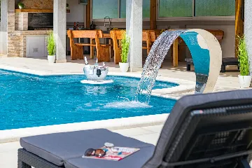 Spacious 7-Bedroom Villa Retreat in Pula