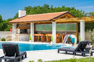 Spacious 7-Bedroom Villa Retreat in Pula