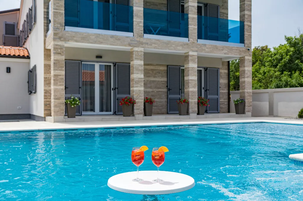 Spacious 7-Bedroom Villa Retreat in Pula