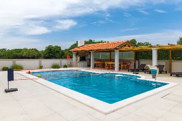 Spacious 7-Bedroom Villa Retreat in Pula