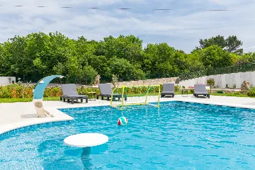 Spacious 7-Bedroom Villa Retreat in Pula