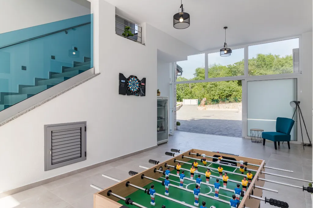 Spacious 7-Bedroom Villa Retreat in Pula