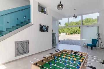 Spacious 7-Bedroom Villa Retreat in Pula