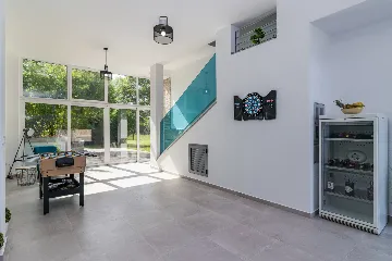 Spacious 7-Bedroom Villa Retreat in Pula