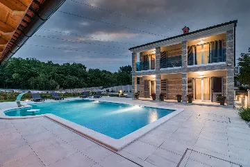 Spacious 7-Bedroom Villa Retreat in Pula