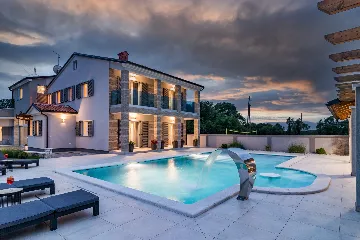 Spacious 7-Bedroom Villa Retreat in Pula
