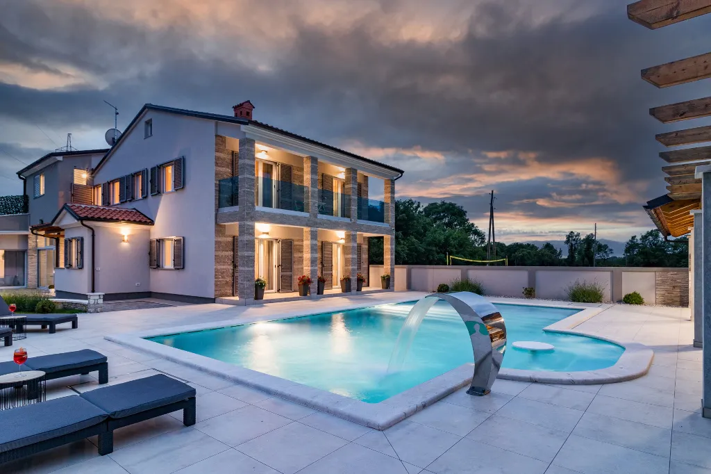 Spacious 7-Bedroom Villa Retreat in Pula
