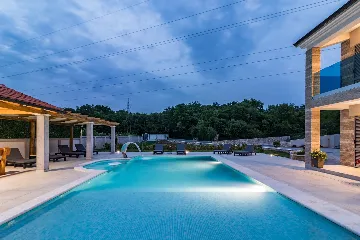 Spacious 7-Bedroom Villa Retreat in Pula