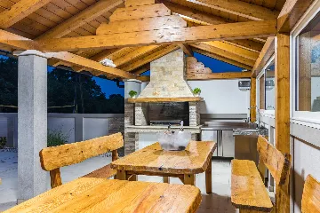 Spacious 7-Bedroom Villa Retreat in Pula