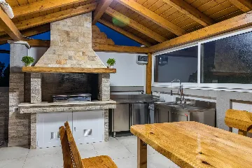 Spacious 7-Bedroom Villa Retreat in Pula