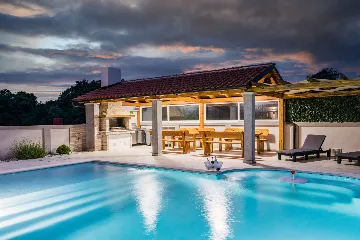 Spacious 7-Bedroom Villa Retreat in Pula