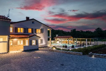 Spacious 7-Bedroom Villa Retreat in Pula
