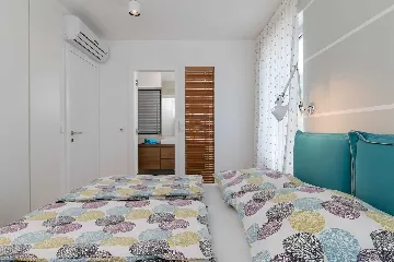 Seaside Infinity Villa with Pool, Rogoznica