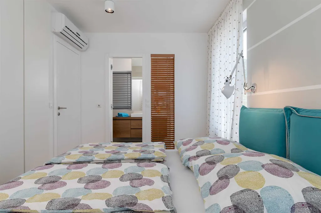 Seaside Infinity Villa with Pool, Rogoznica