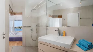 Seaside Infinity Villa with Pool, Rogoznica