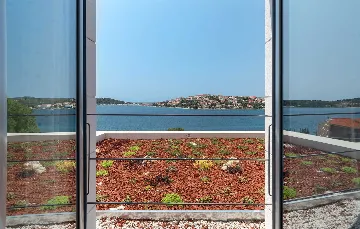 Seaside Infinity Villa with Pool, Rogoznica