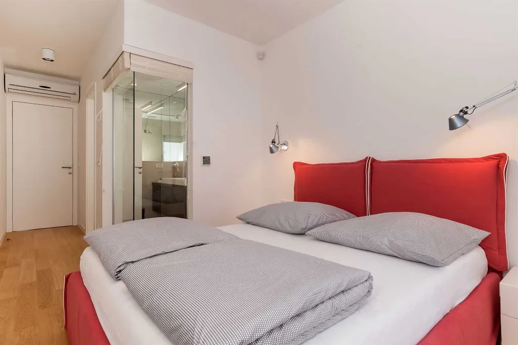 Seaside Infinity Villa with Pool, Rogoznica