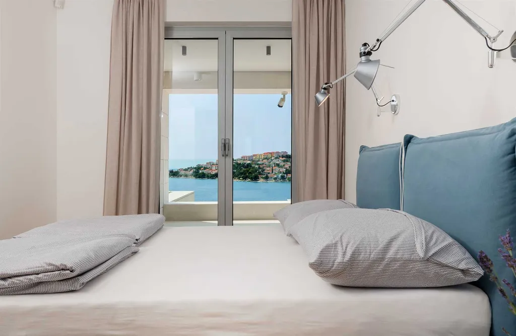 Seaside Infinity Villa with Pool, Rogoznica