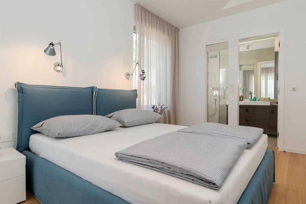 Seaside Infinity Villa with Pool, Rogoznica