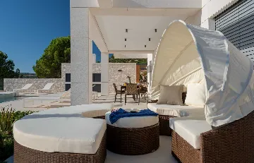 Seaside Infinity Villa with Pool, Rogoznica