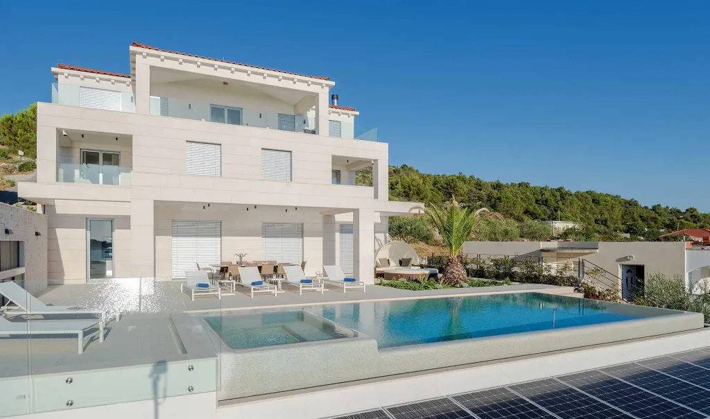 Seaside Infinity Villa with Pool, Rogoznica