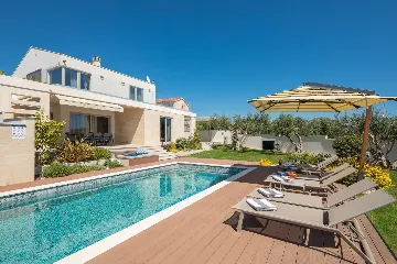 Contemporary Villa Retreat with Pool in Primošten