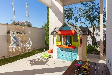 Contemporary Villa Retreat with Pool in Primošten